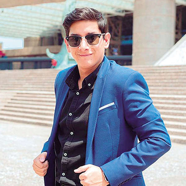 Leo Rosas el guapo cruceño con talento brilla en escenarios extranjeros